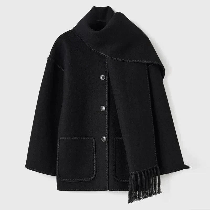 Manteau avec écharpe à franges.