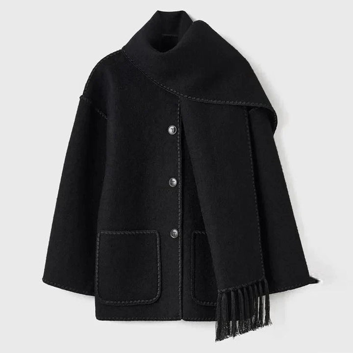 Manteau avec écharpe à franges.