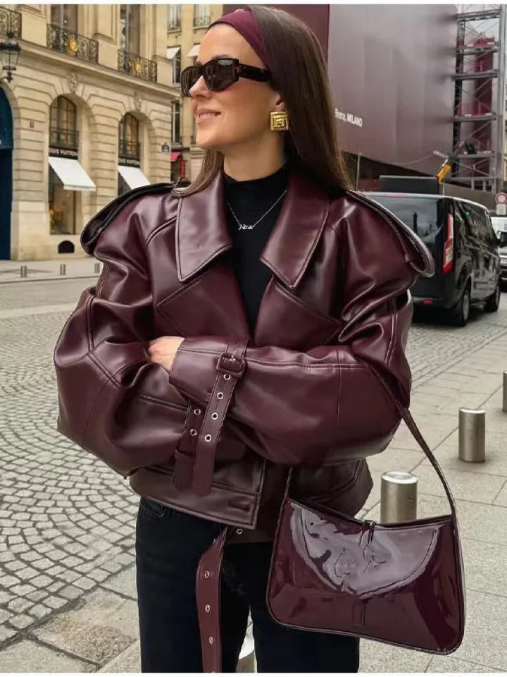 Sabine – Veste en cuir oversize bordeaux, stylée et audacieus