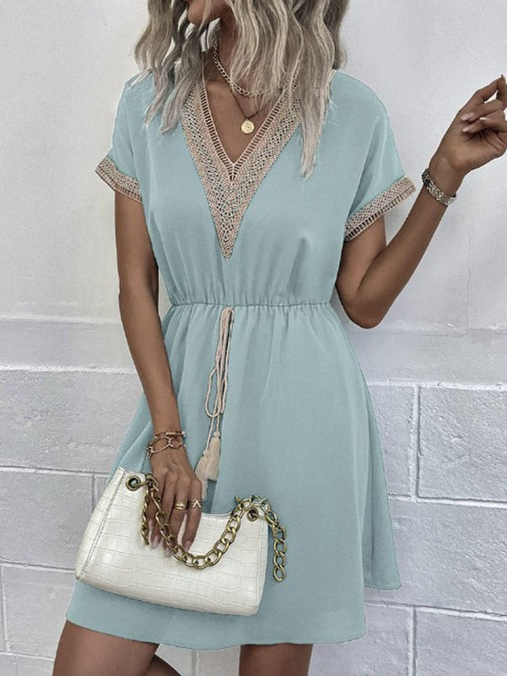 Robe Courte Bohème Femme – Décolleté V & Taille Cordon – Détails Dentelle Élégants