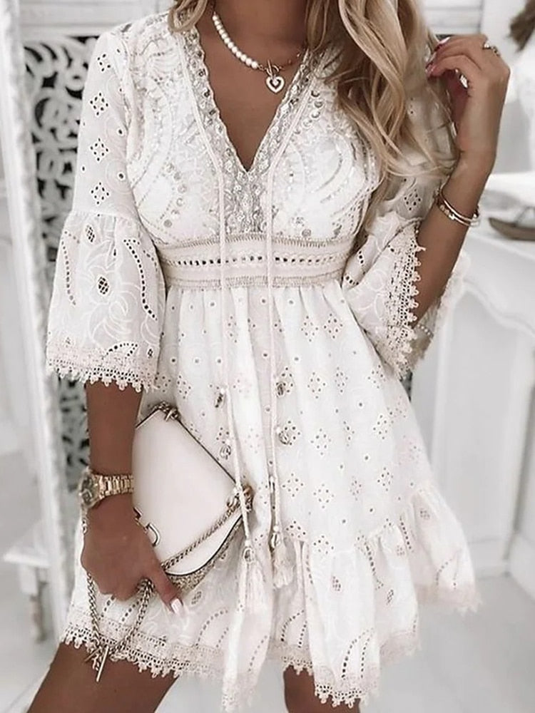Robe Courte Bohème Brodée – Manches 3/4 Évasées & Décolleté en V – Détails Dentelle Romantique