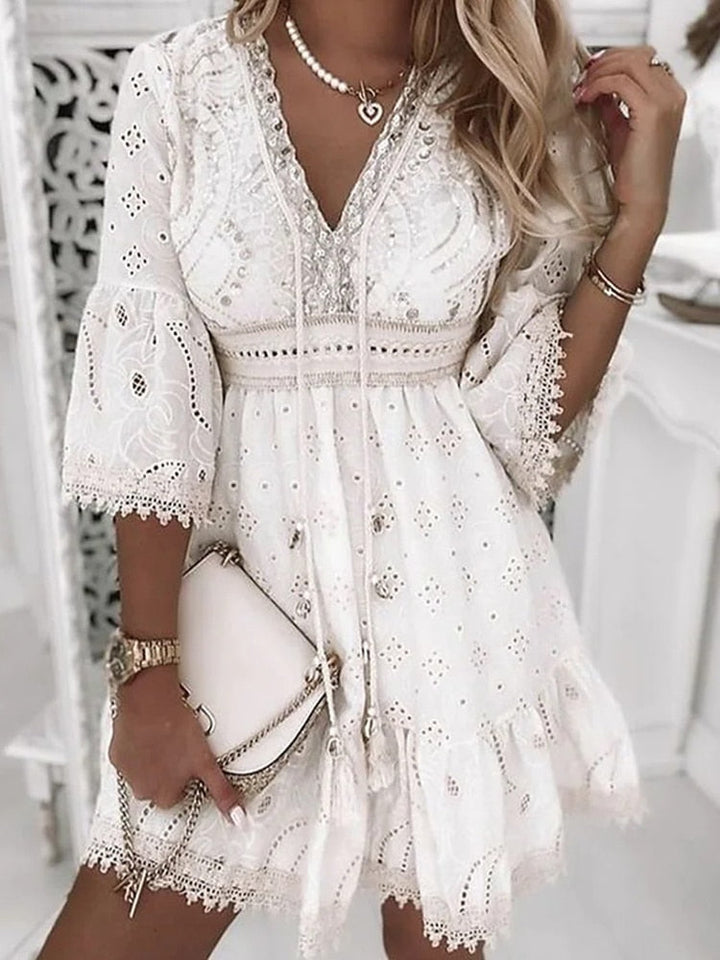 Robe Courte Bohème Brodée – Manches 3/4 Évasées & Décolleté en V – Détails Dentelle Romantique