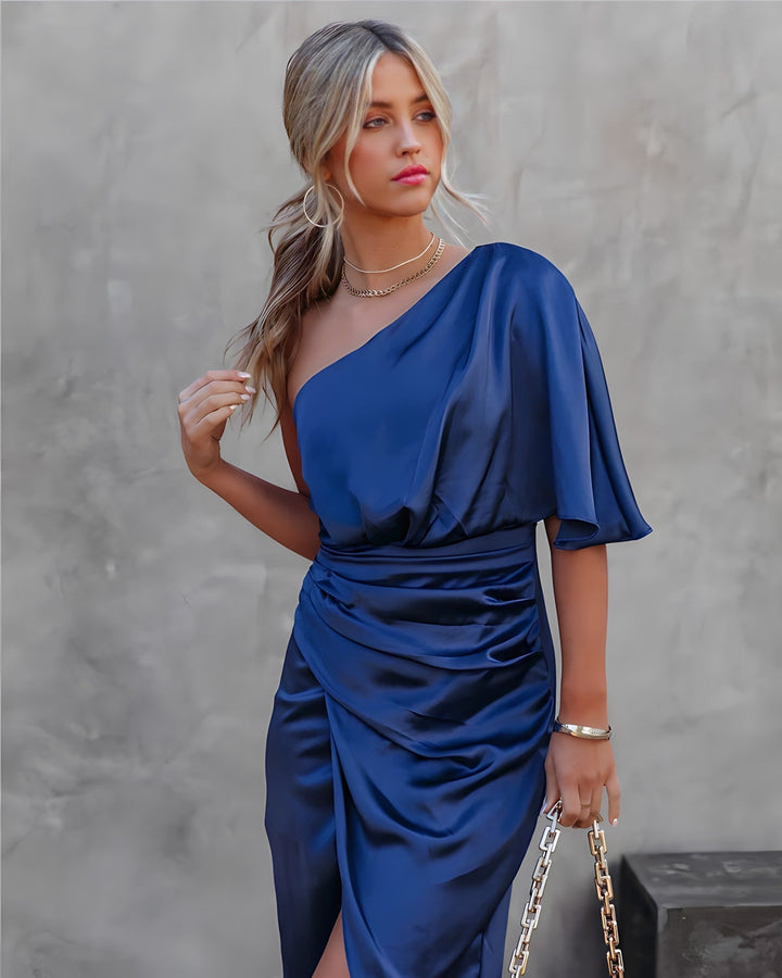 Robe Asymétrique Satinée – Élégance Glamour pour Soirée, Cocktail et Mariage Invité