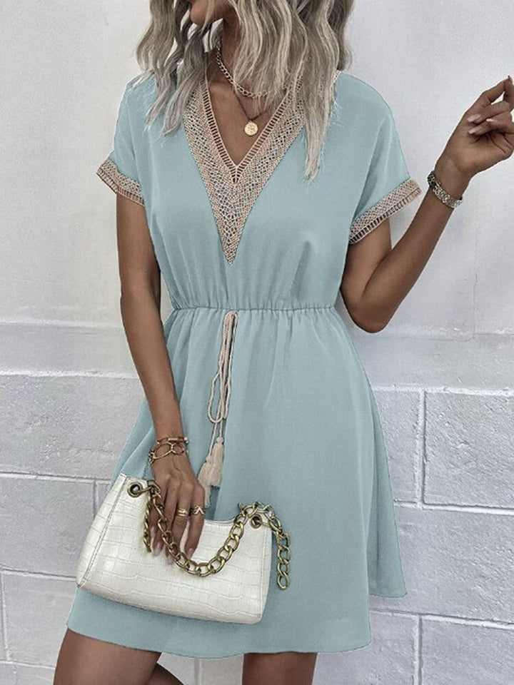 Robe Femmes Courte Bohème Chic avec Détails en Crochet et Ceinture à Cordon