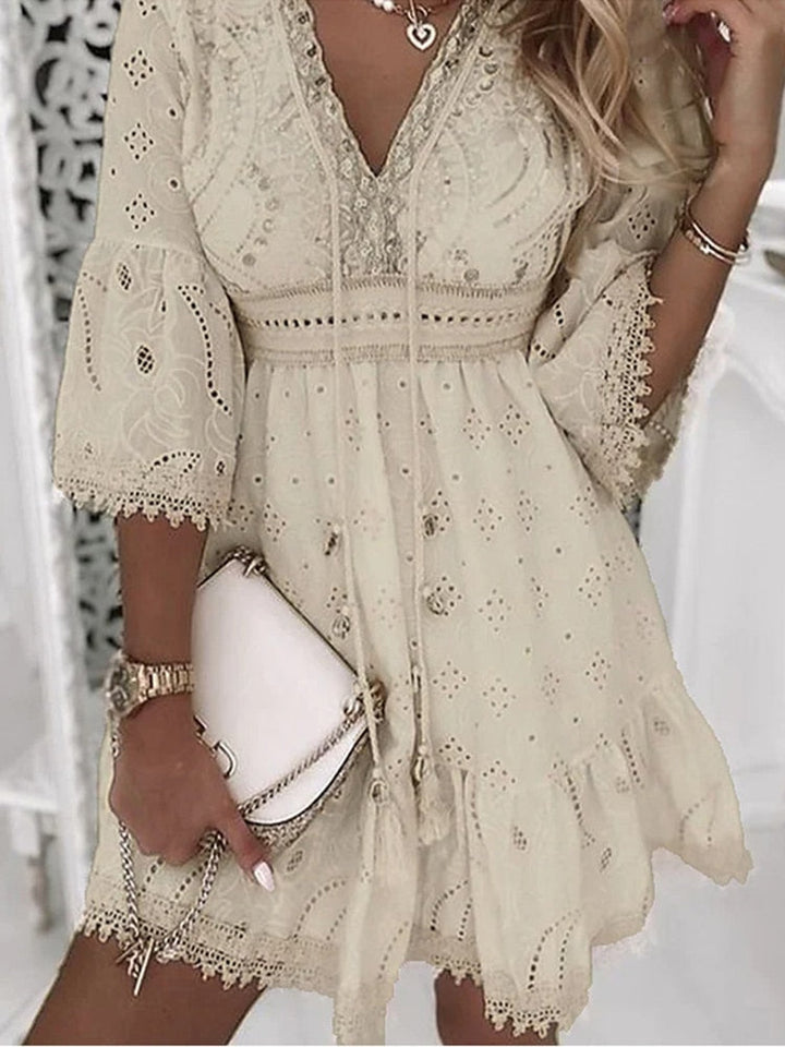 Robe Courte Bohème Brodée – Manches 3/4 Évasées & Décolleté en V – Détails Dentelle Romantique