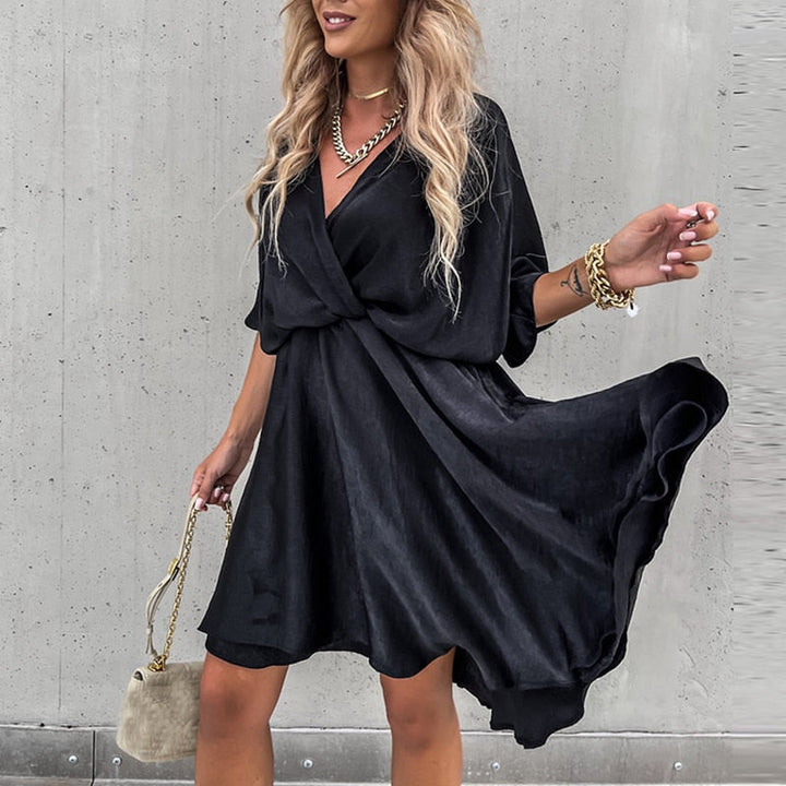 Robe Noire Satinée Femme – Décolleté Croisé, Coupe Fluide Chic