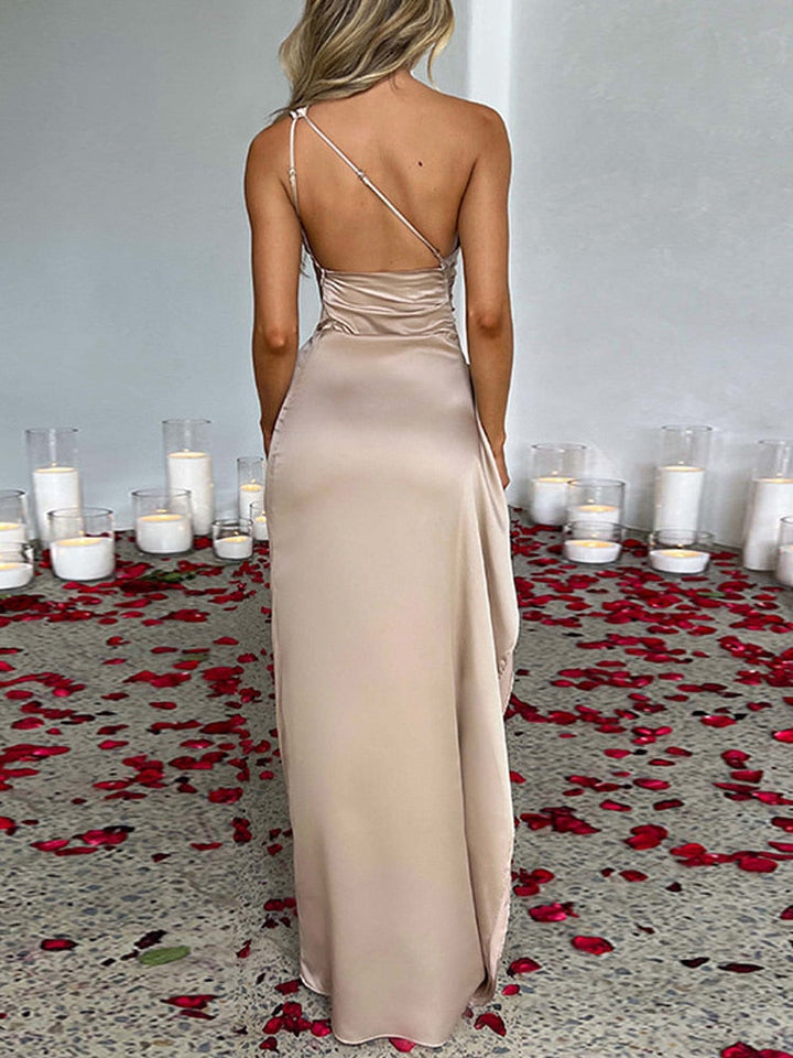 Robe de Soirée Fendue à Épaule Unique – Élégance Silhouette Sculptée
