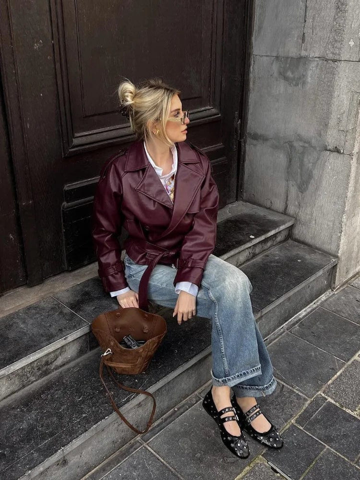 Veste en Cuir Droite et Ceinturée Ailira – Élégance Structurée et Intemporelle
