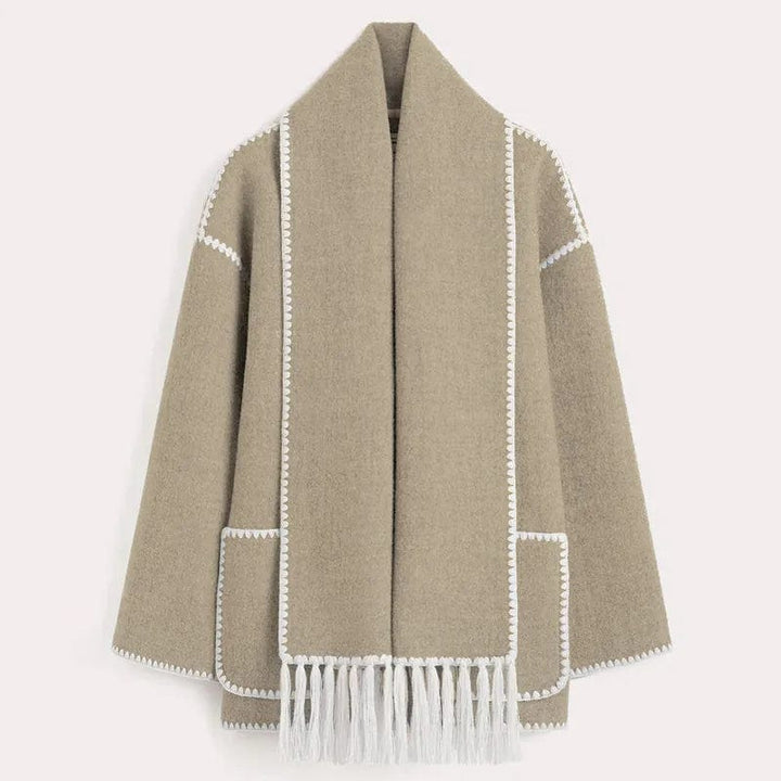 Manteau avec écharpe à franges.
