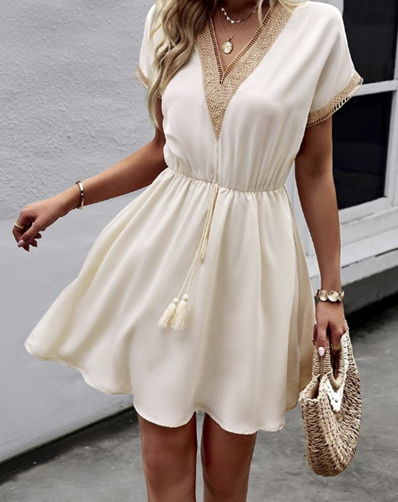 Robe Courte Bohème Femme – Décolleté V & Taille Cordon – Détails Dentelle Élégants