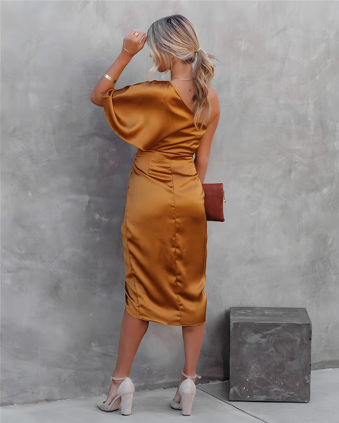 Robe Asymétrique Satinée – Élégance Glamour pour Soirée, Cocktail et Mariage Invité