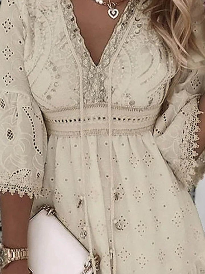 Robe Courte Bohème Brodée – Manches 3/4 Évasées & Décolleté en V – Détails Dentelle Romantique
