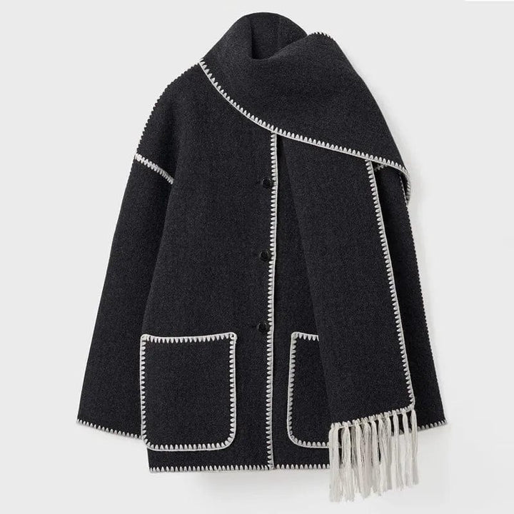 Manteau avec écharpe à franges.