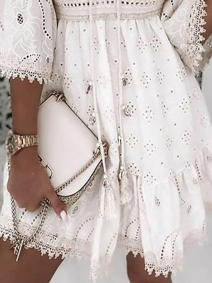 Robe Courte Bohème Brodée – Manches 3/4 Évasées & Décolleté en V – Détails Dentelle Romantique