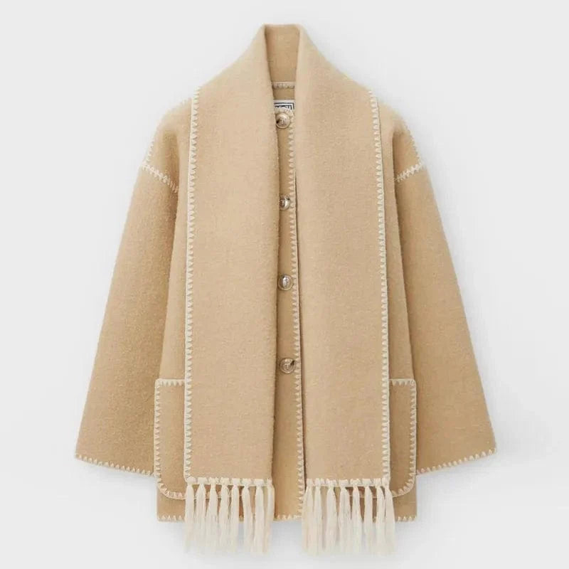 Manteau avec écharpe à franges.