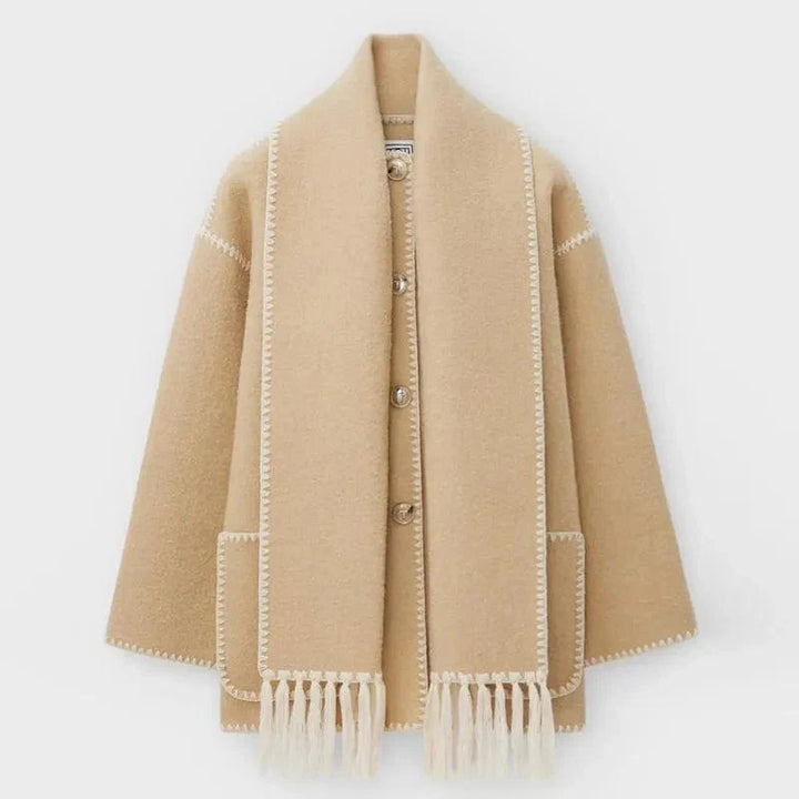 Manteau avec écharpe à franges.
