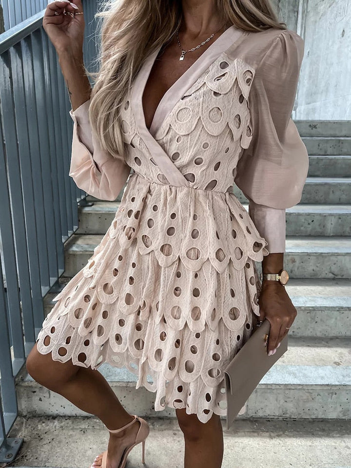 Robe Courte Élégante à Broderie Ajourée avec Manches Transparentes et Ceinture Taille Haute