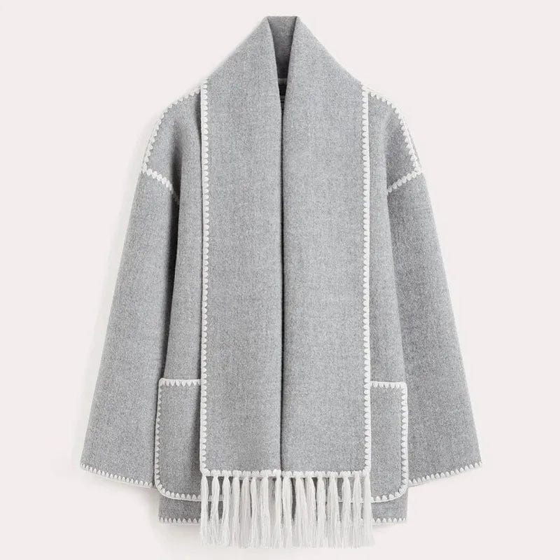 Manteau avec écharpe à franges.