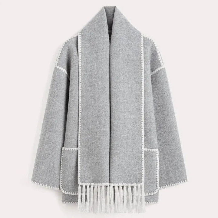 Manteau avec écharpe à franges.