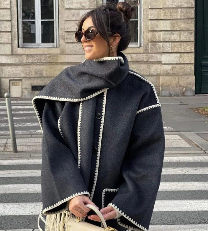 Manteau avec écharpe à franges.