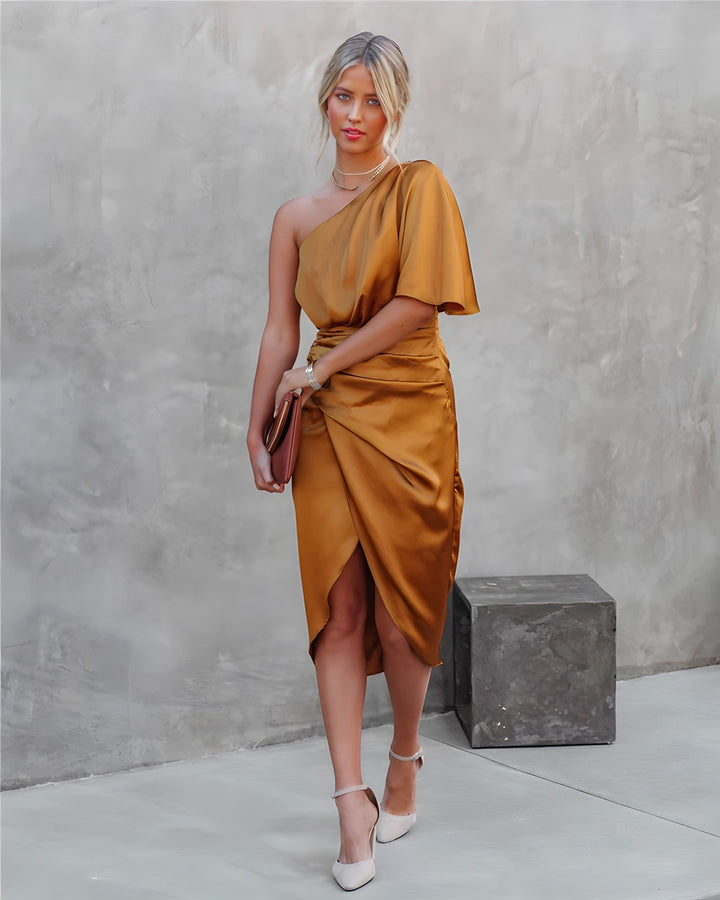 Robe Asymétrique Satinée – Élégance Glamour pour Soirée, Cocktail et Mariage Invité