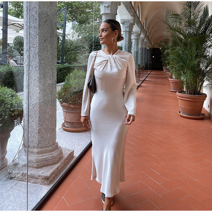 Robe Longue Satinée Femme – Manches Longues, Drapée à l’Encolure et Coupe Ajustée Élégante