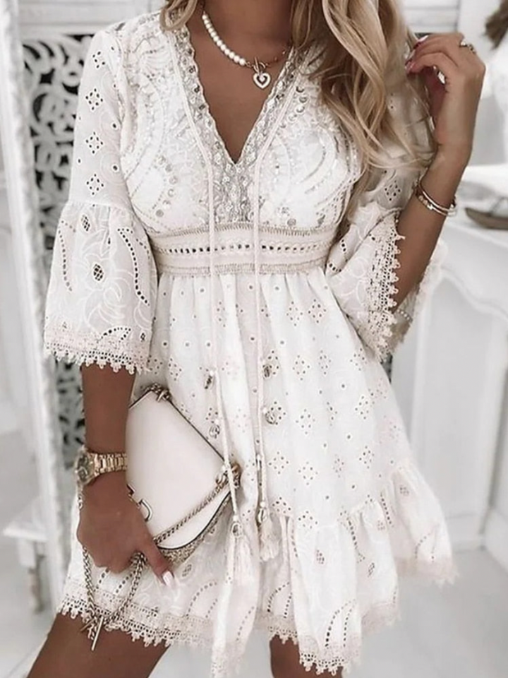 Robe Courte Bohème Brodée – Manches 3/4 Évasées & Décolleté en V – Détails Dentelle Romantique
