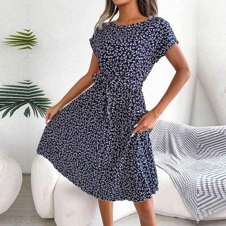 Robe Mi-Longue Plissée à Imprimé Fleuri – Style Bohème Chic avec Ceinture Taille