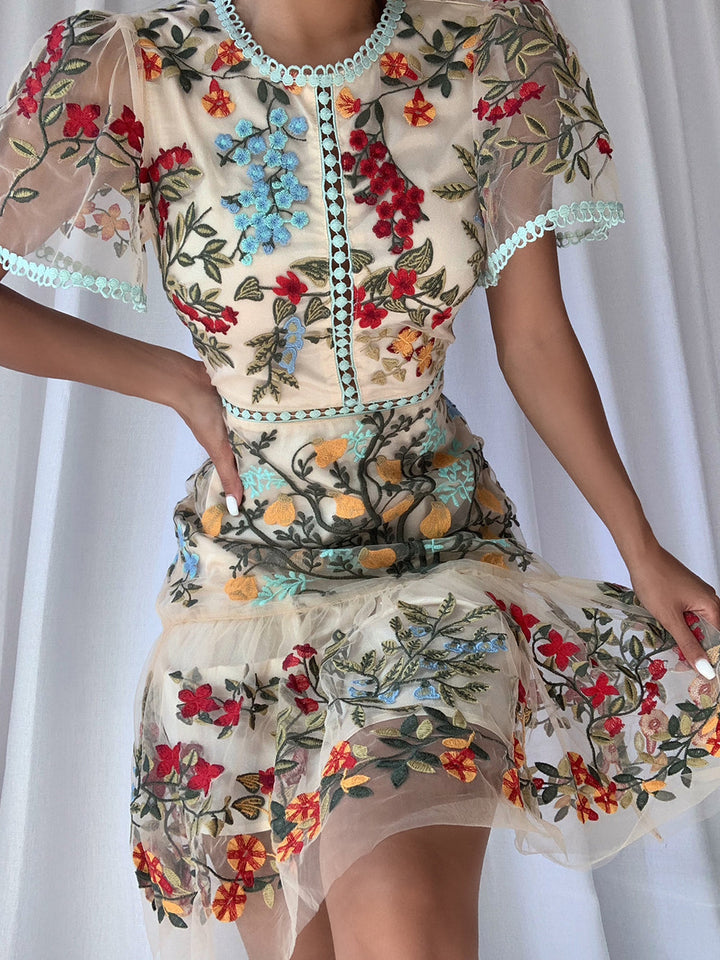 Robe Courte Transparente Brodée – Tulle Fleuri, Détails en Dentelle et Manches Papillon