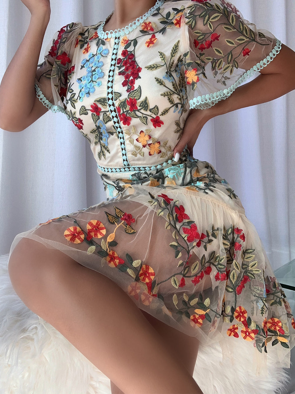 Robe Courte Transparente Brodée – Tulle Fleuri, Détails en Dentelle et Manches Papillon