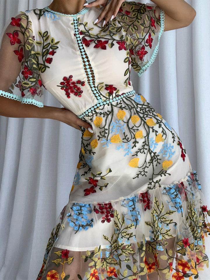 Robe Courte Transparente Brodée – Tulle Fleuri, Détails en Dentelle et Manches Papillon