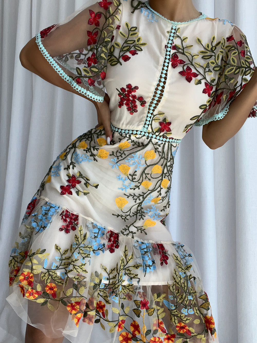 Robe Courte Transparente Brodée – Tulle Fleuri, Détails en Dentelle et Manches Papillon