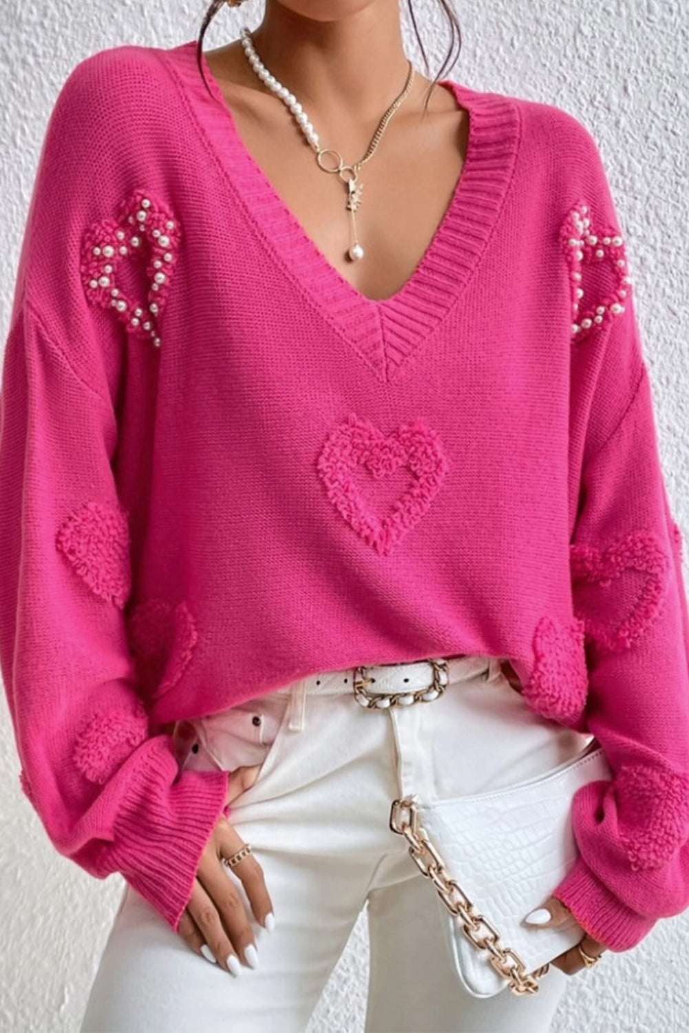 Solène – Pull rose avec col en V et détails en forme de cœur