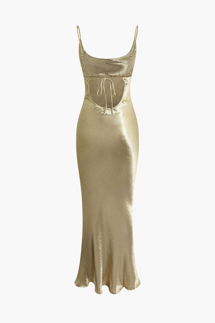 Robe longue style sirène avec décolleté bénitier.