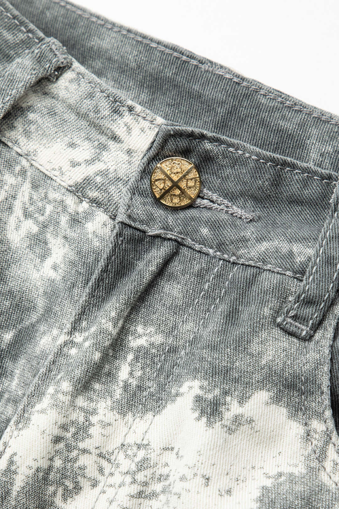 Pantalon cargo avec une jambe droite