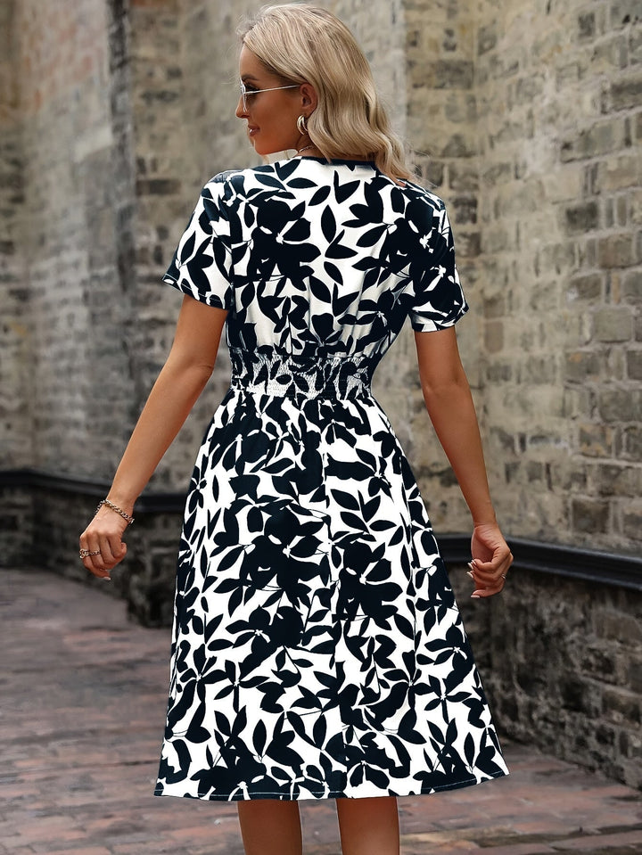 Robe mi-longue élégante à imprimé floral et détails smockés