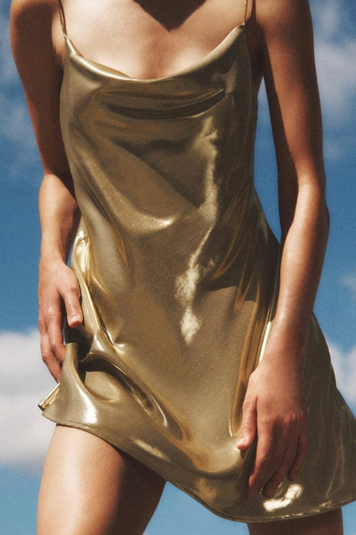Eloise - Robe courte à col bénitier en tissu métallisé