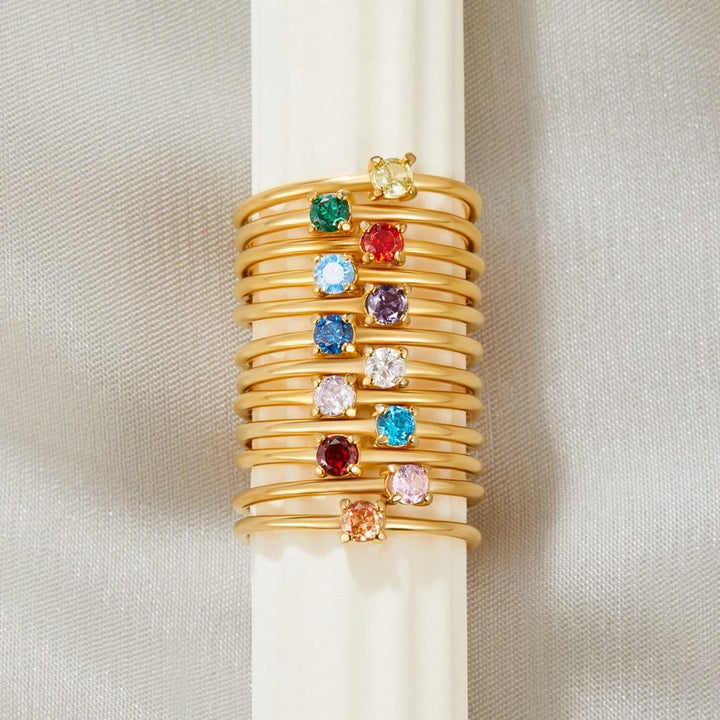 Bagues en or 18 carats ornées de pierres.