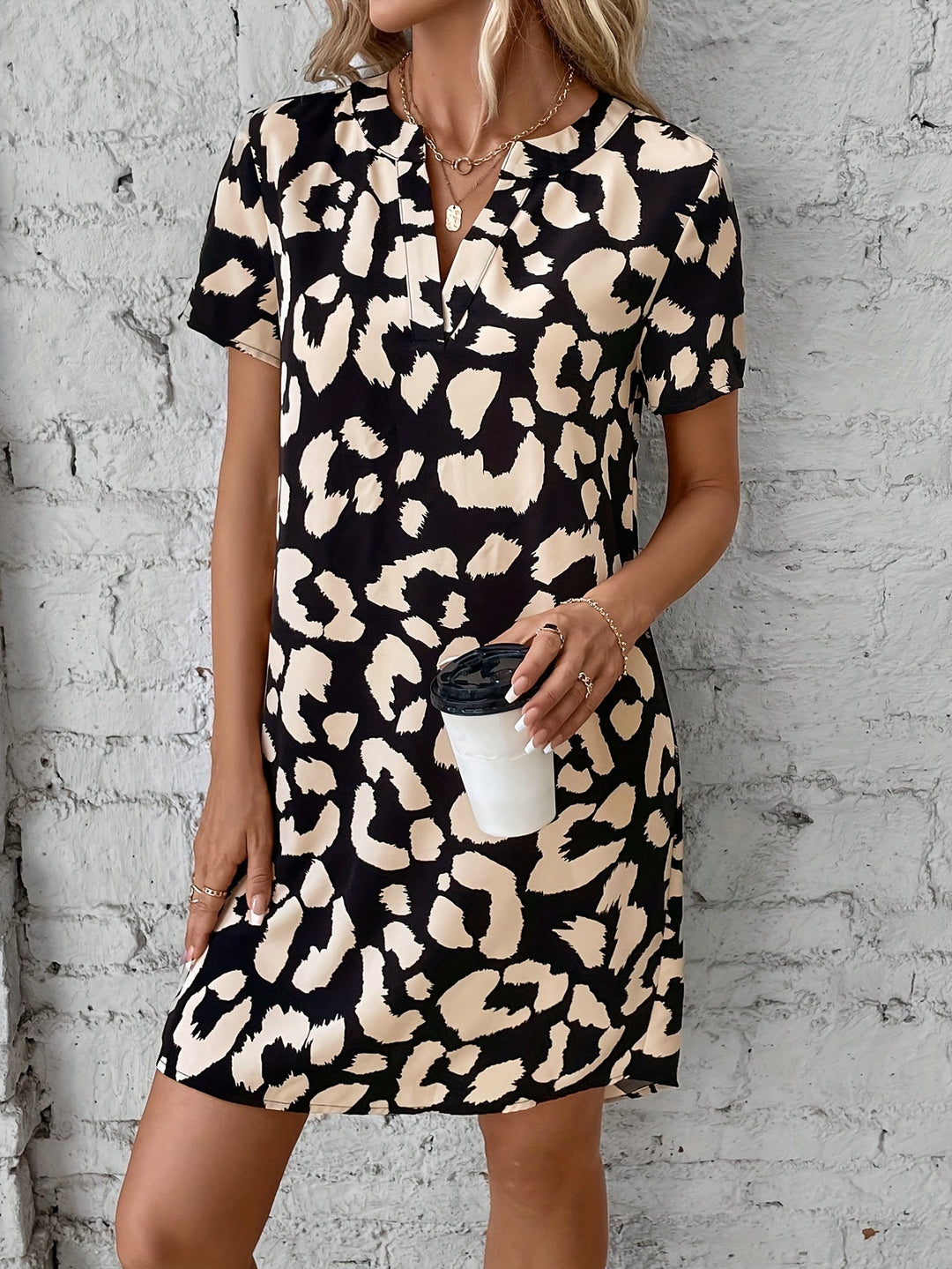 Vestito elegante con stampa leopardata, scollo a V e maniche corte