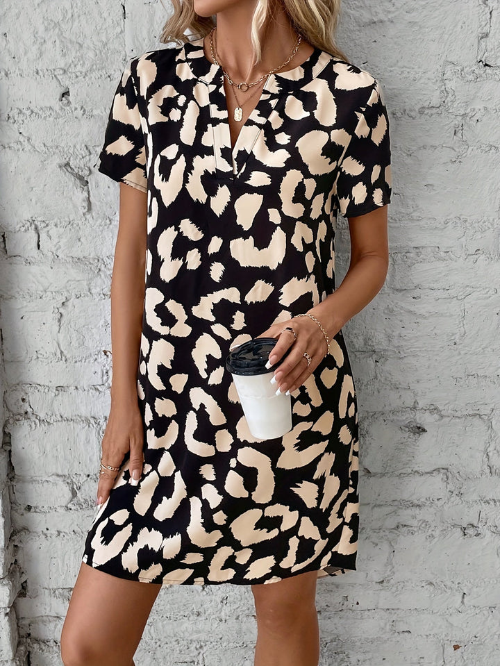 Vestito elegante con stampa leopardata, scollo a V e maniche corte