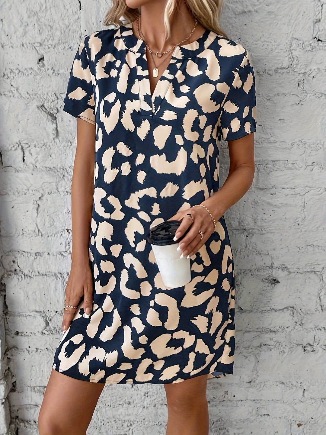 Vestito elegante con stampa leopardata, scollo a V e maniche corte