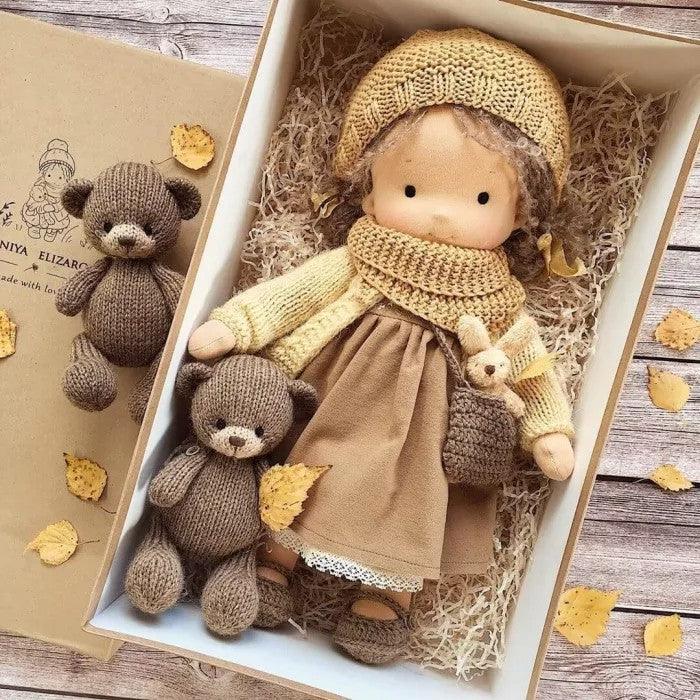 Waldorf handgefertigte Plüschpuppe für den Winter – Poppi, ökologisches und weiches Spielzeug für Kinder