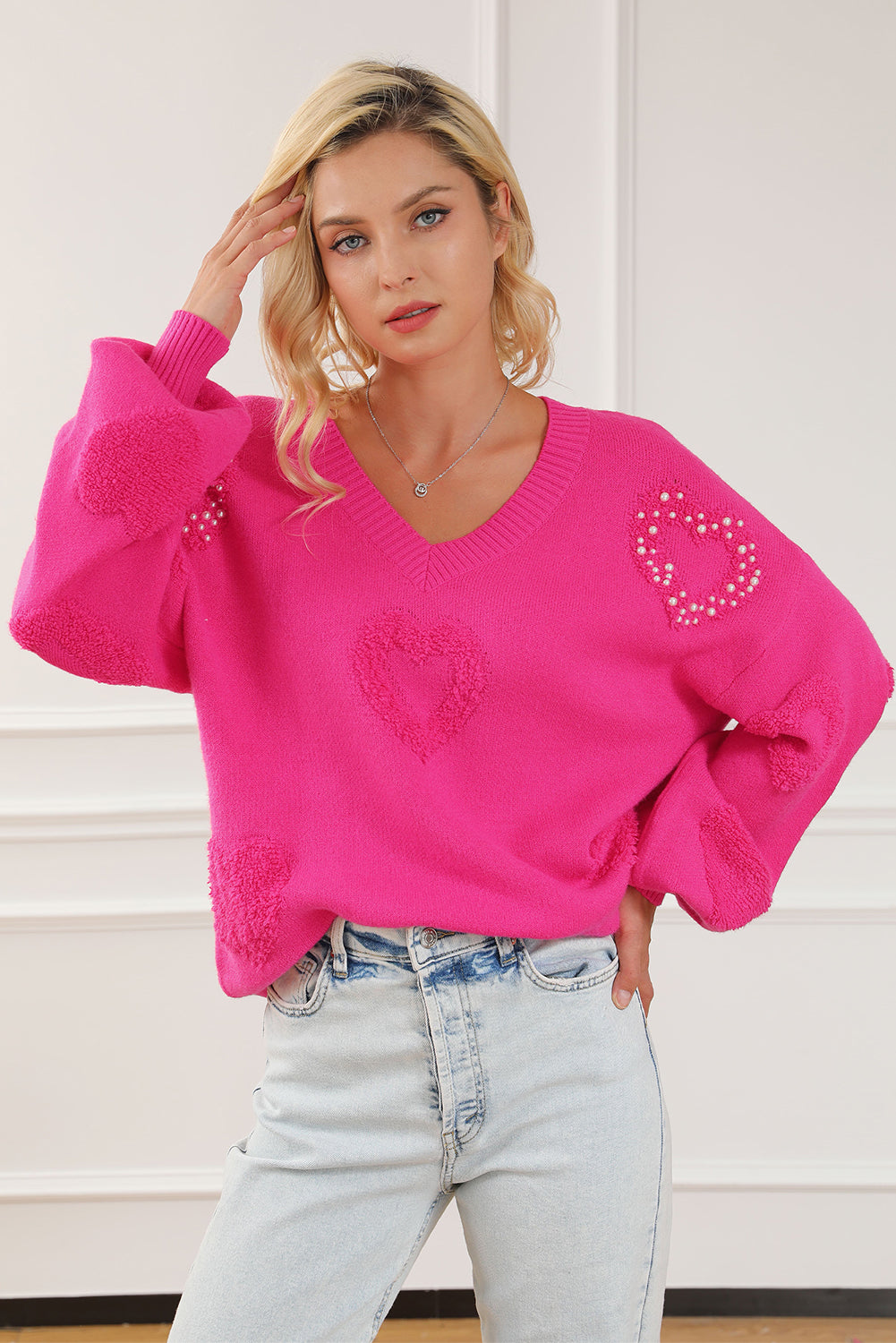 Solène – Pull rose avec col en V et détails en forme de cœur