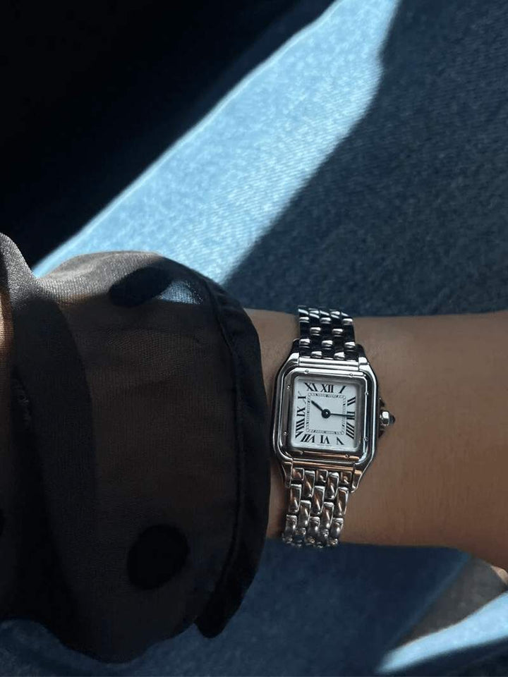 Montre à quartz de forme carrée de luxe.
