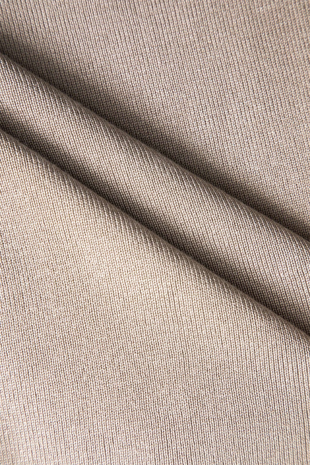 Ensemble Col V et Jupe en Maille – Élégance Décontractée