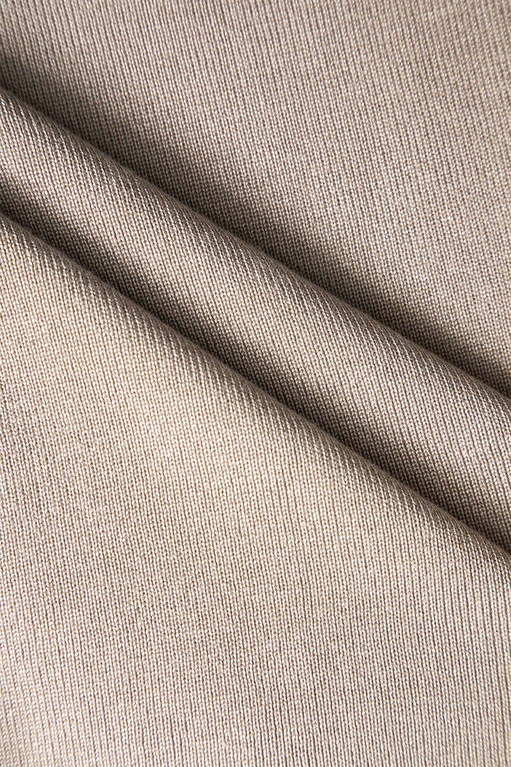 Ensemble Col V et Jupe en Maille – Élégance Décontractée