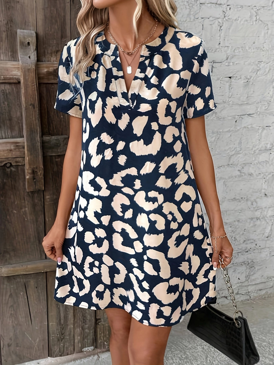Vestito elegante con stampa leopardata, scollo a V e maniche corte