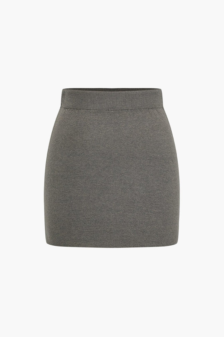 Minijupe courte en tricot uni classique.