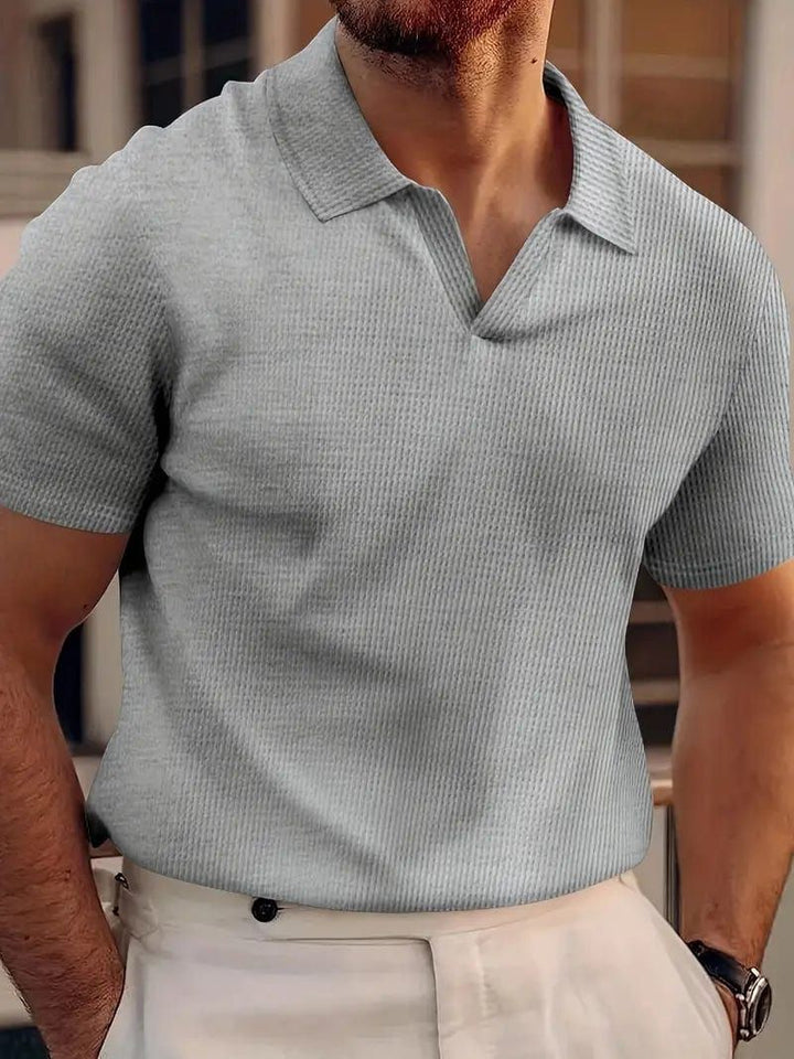 Polo Homme Bleu Cobalt – Col Ouvert Moderne – Tissu Confortable & Léger – Look Élégant et Décontracté