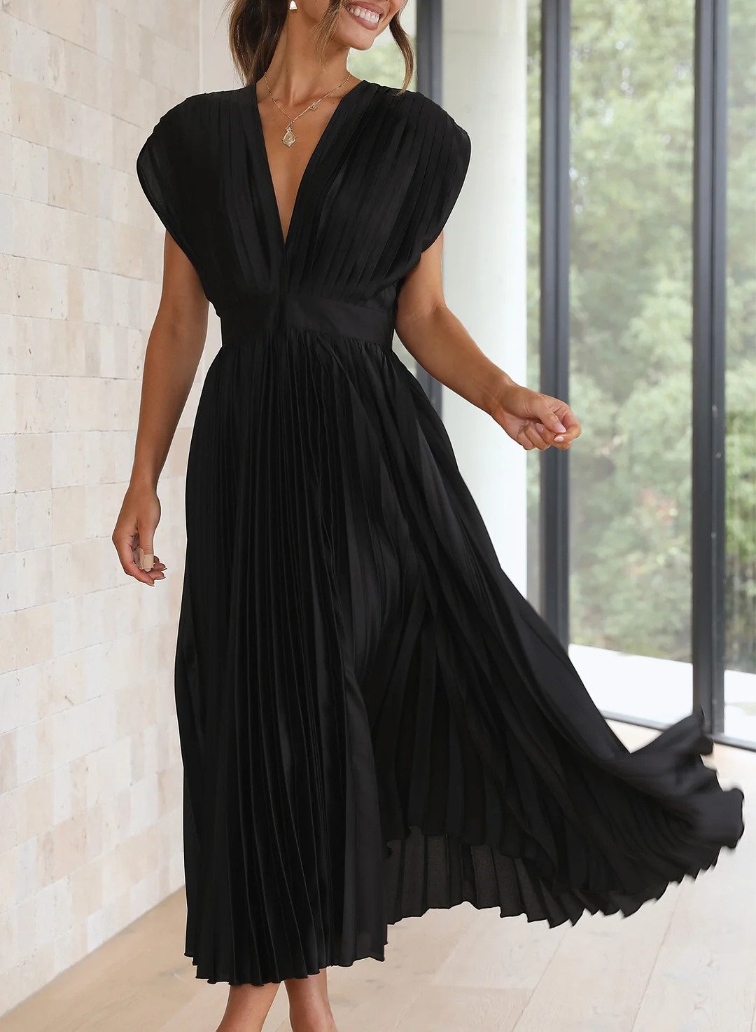 Robe Plissée Élégante à Décolleté Plongeant – Tenue Chic pour Mariage, Cocktail ou Dîner Raffiné
